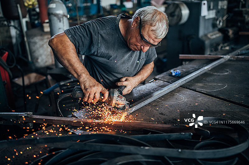 男人在工厂车间打磨图片素材