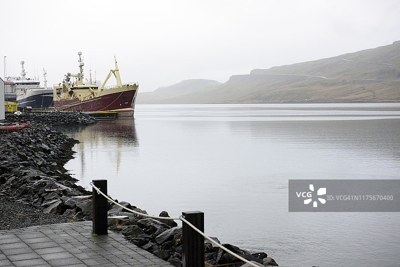 冰岛埃斯基菲厄泽港口的渔船图片素材