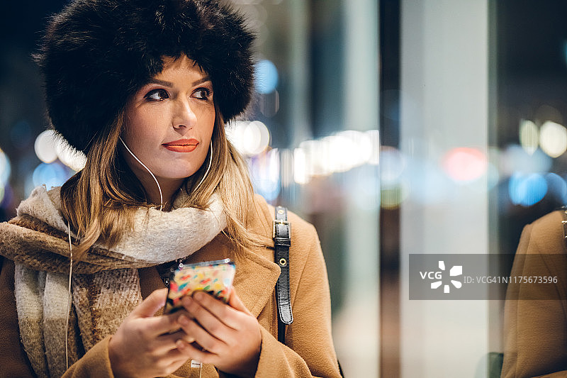 在街上使用手机的女人图片素材