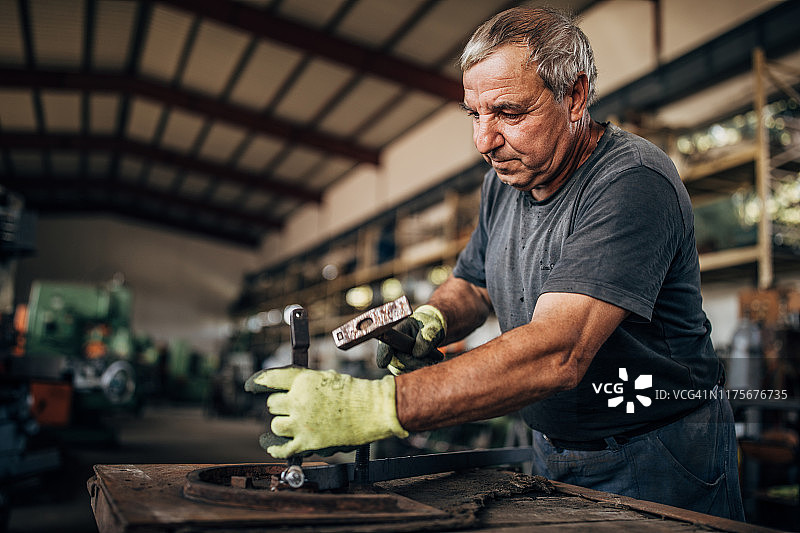 在工厂车间工作的男人图片素材