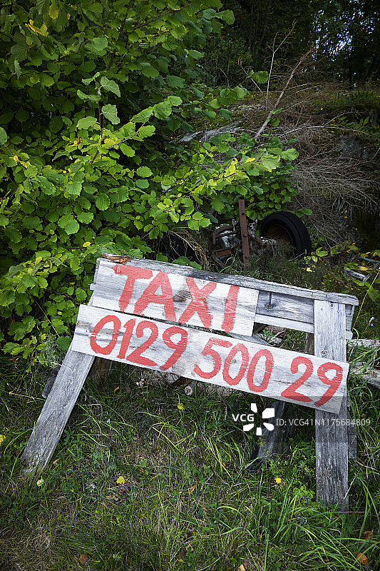 木头上绘制的出租车广告图片素材