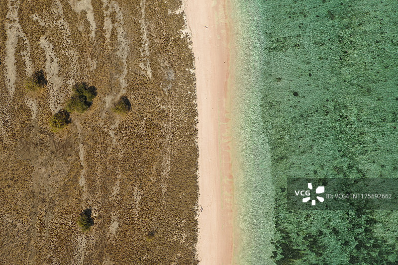 印度尼西亚科莫多国家公园长滩（又名粉红海滩）的航拍，是浮潜、野餐和潜水最著名的海滩图片素材