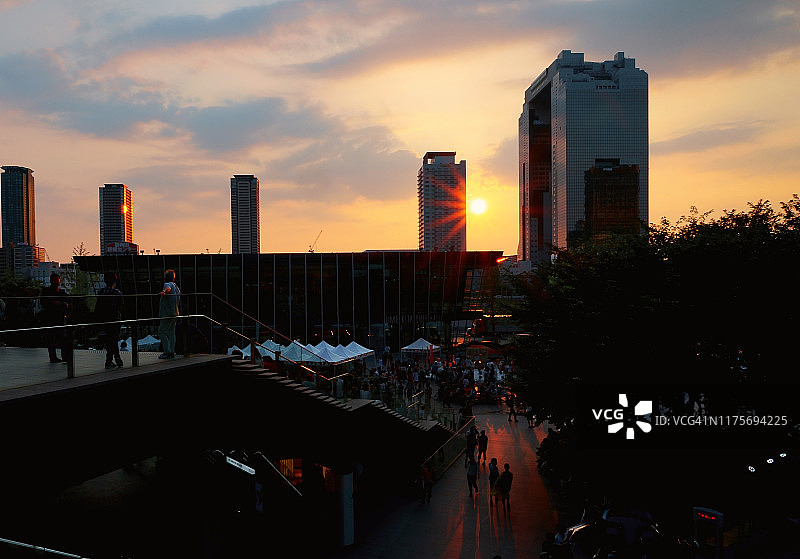 日本大阪站附近建筑群及晚霞，大阪梅田旅行风光图片素材