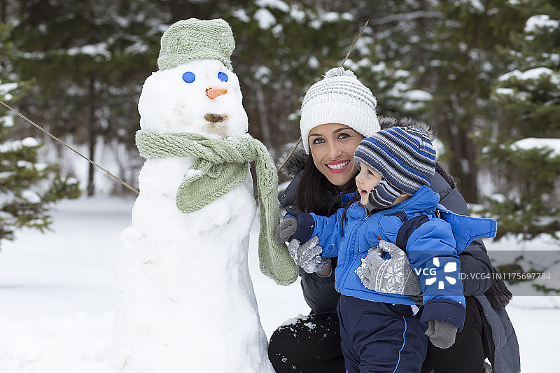 一家人在雪地里快乐地玩耍图片素材
