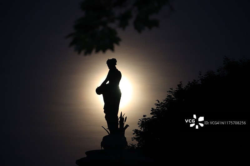 满月之夜的雕像图片素材