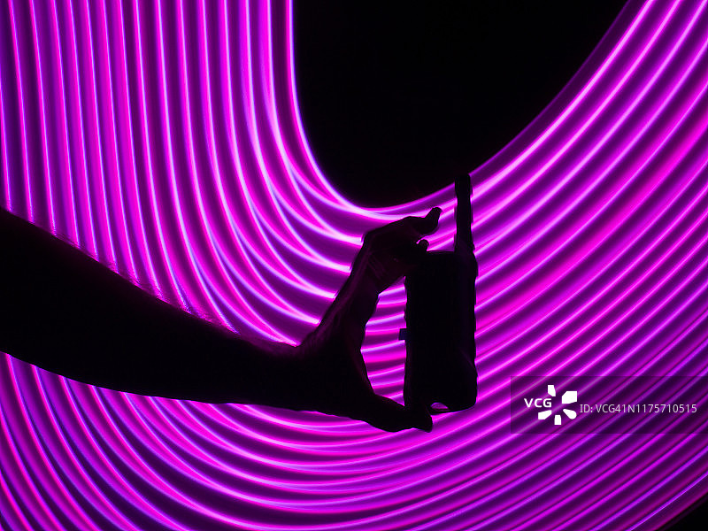 无线通信网络：手持带天线的手机或对讲机图片素材