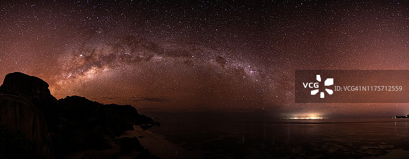 热带岛屿上空的银河夜空全景图片素材