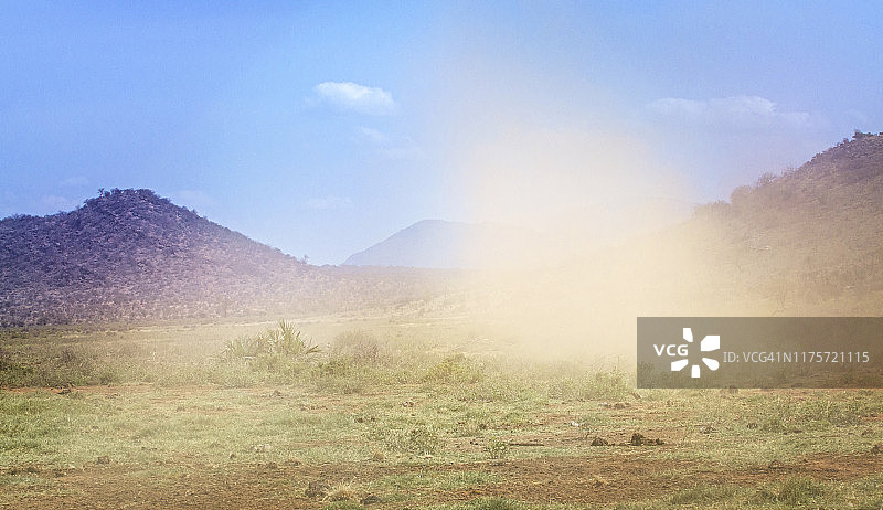 肯尼亚桑布鲁干旱景观中的壮观尘卷风图片素材