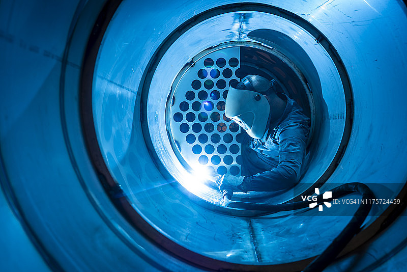 焊工焊接多管式换热器图片素材