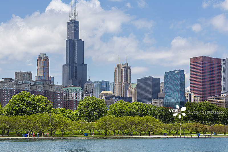 从密歇根湖出租船看芝加哥天际线和威利斯大厦图片素材