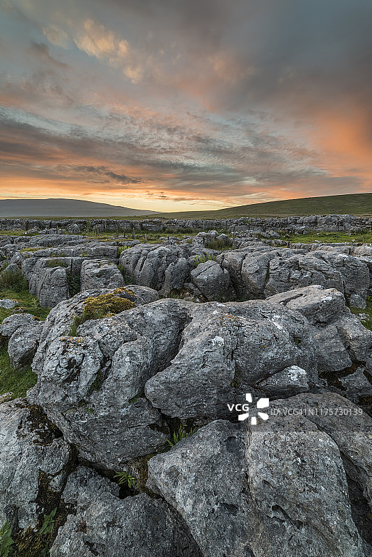 约克郡代尔斯国家公园因格尔顿的石灰岩路面日落景观，英国图片素材