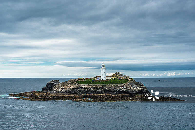 戈德雷维灯塔，位于英国康沃尔圣艾夫斯湾的戈德雷维岛图片素材