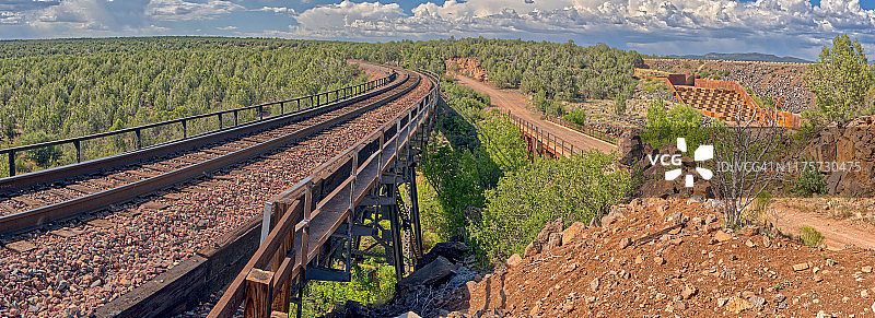 美国亚利桑那州德雷克附近地狱峡谷溢洪道和铁路桥的超广角全景图片素材