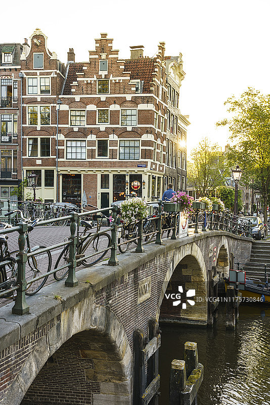 荷兰阿姆斯特丹 Brouwersgracht 运河的老山墙建筑上的金色阳光图片素材