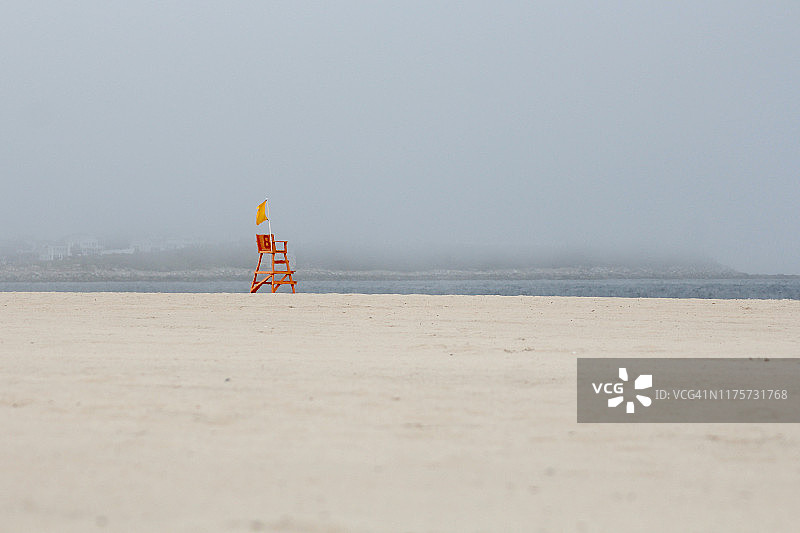 阴天下的救生亭图片素材