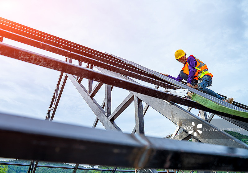 在高处屋顶作业时佩戴全身安全带图片素材