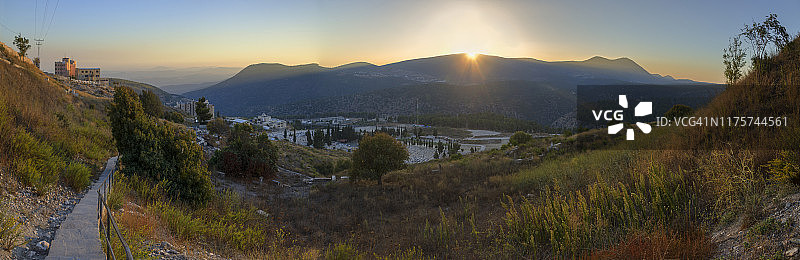 安全的墓地全景图片素材