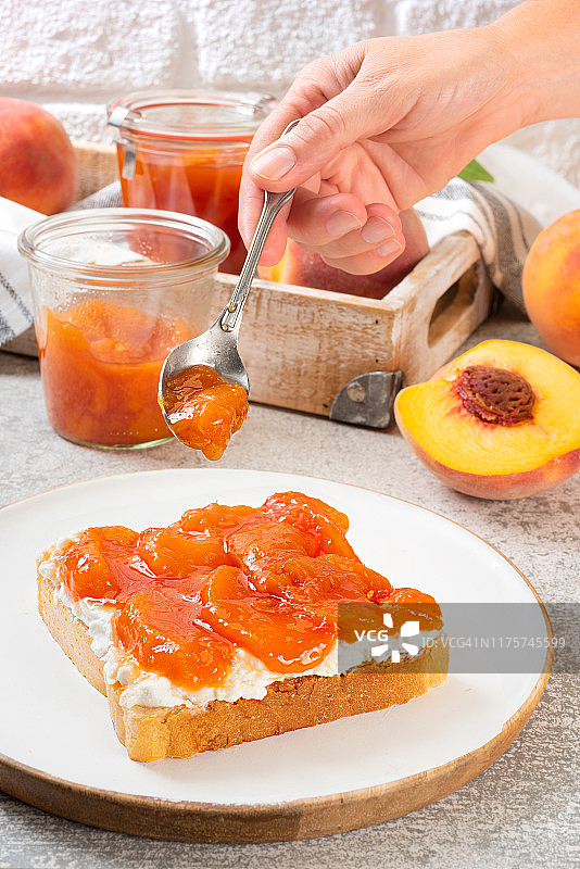 面包上的桃子酱和新鲜桃子图片素材