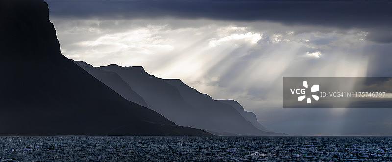 冰岛西部峡湾阳光下的山脉剪影图片素材