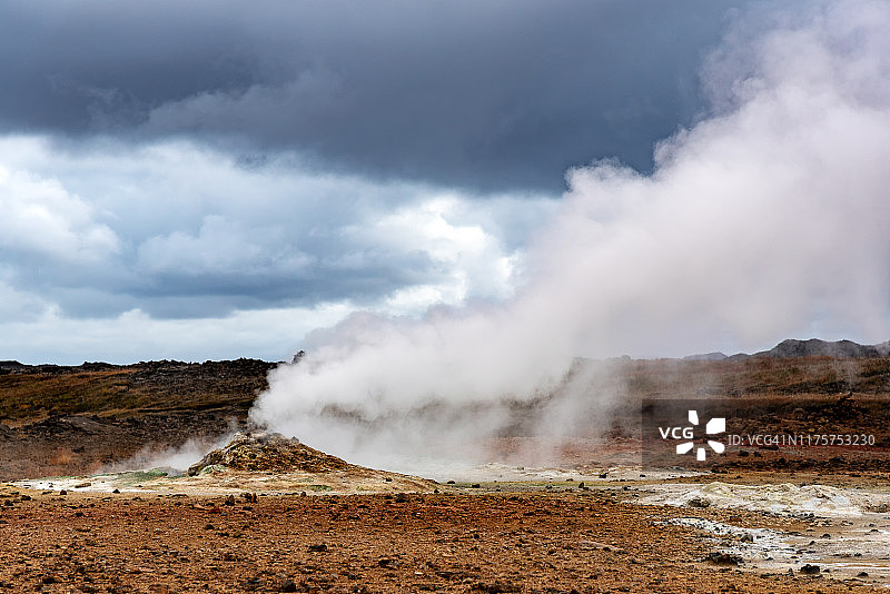 纳马夫贾尔地热区冒蒸汽的喷气孔图片素材