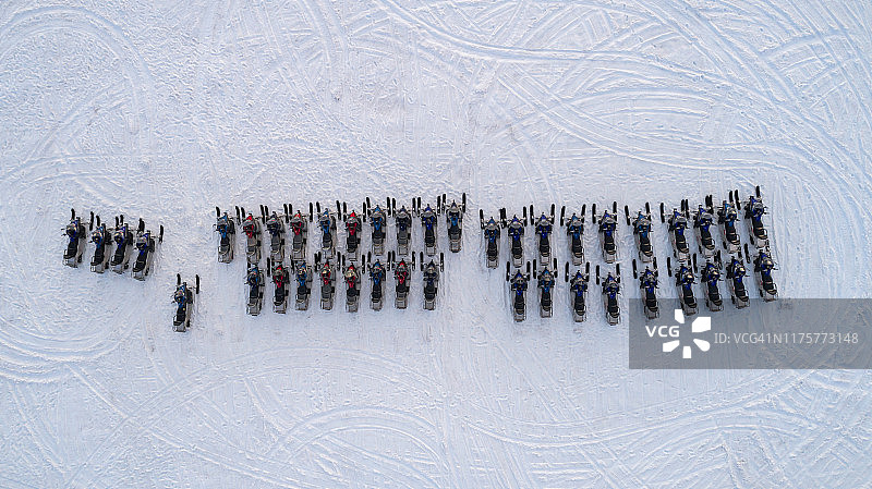 从上方看到的雪地摩托车群图片素材