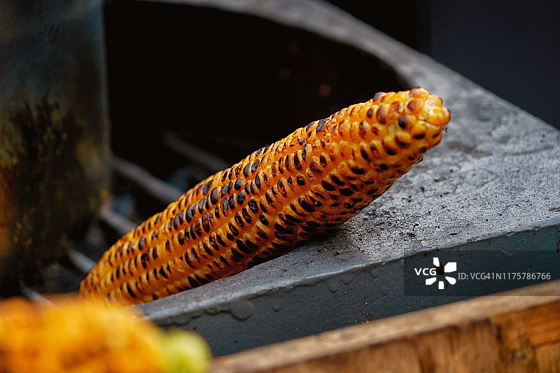 克罗地亚萨格勒布托米切瓦街的烤玉米图片素材