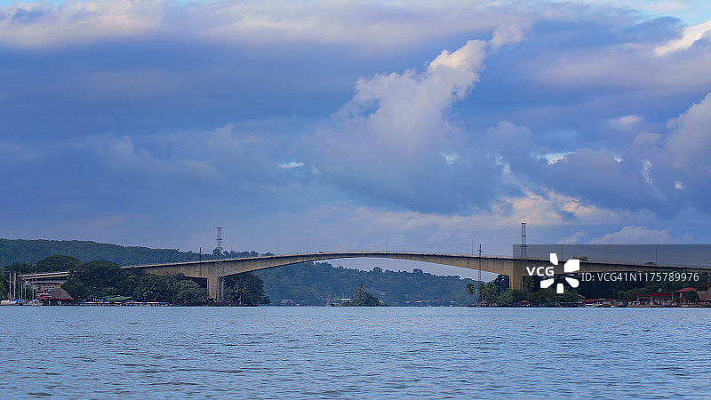 危地马拉杜尔塞河大桥的阴天景色图片素材