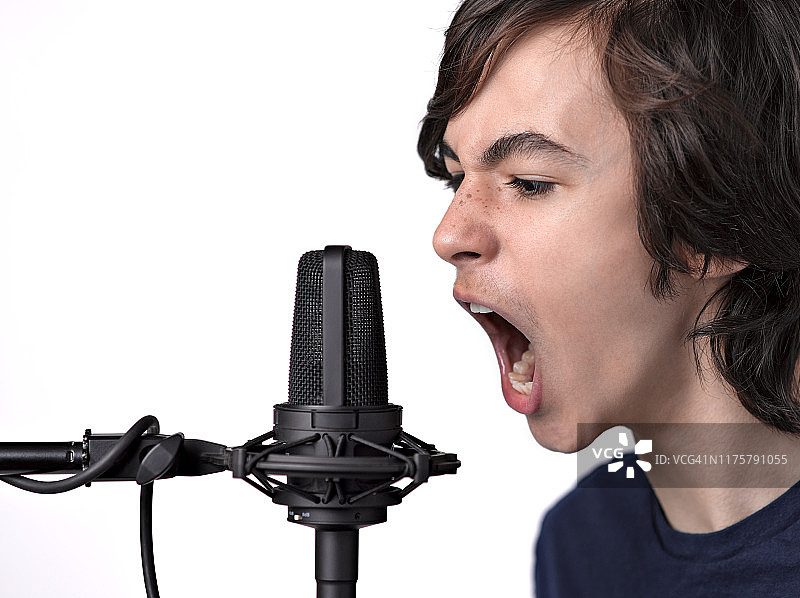 青少年对着麦克风喊叫图片素材