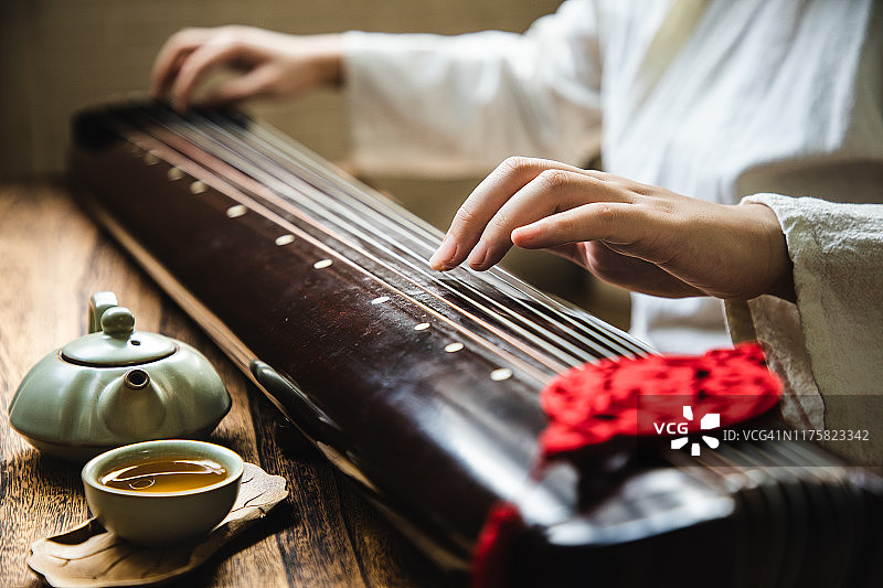 亚洲女人弹奏古琴图片素材
