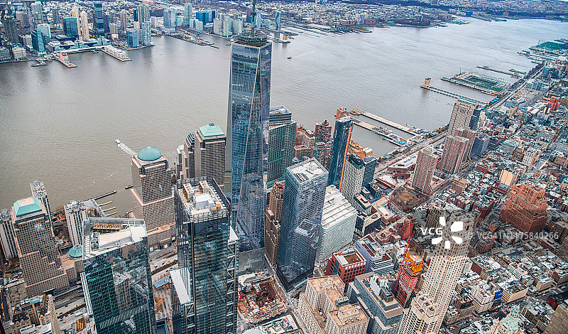 纽约市：多云日落时分曼哈顿市中心壮丽的航拍景色图片素材