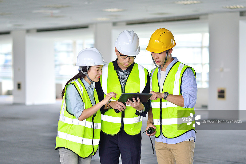 三个人在空旷的现代室内工作图片素材