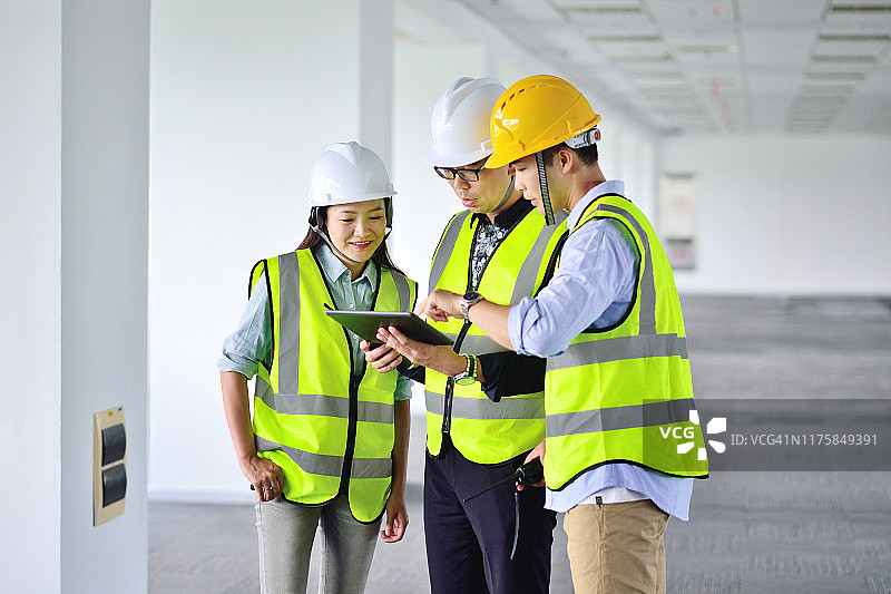 三个人在空旷的现代室内工作图片素材