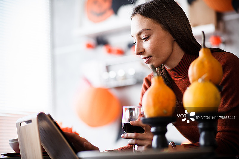 手持红酒的打工女孩画像图片素材