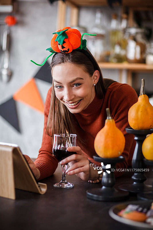 万圣节在厨房工作的古怪女孩图片素材
