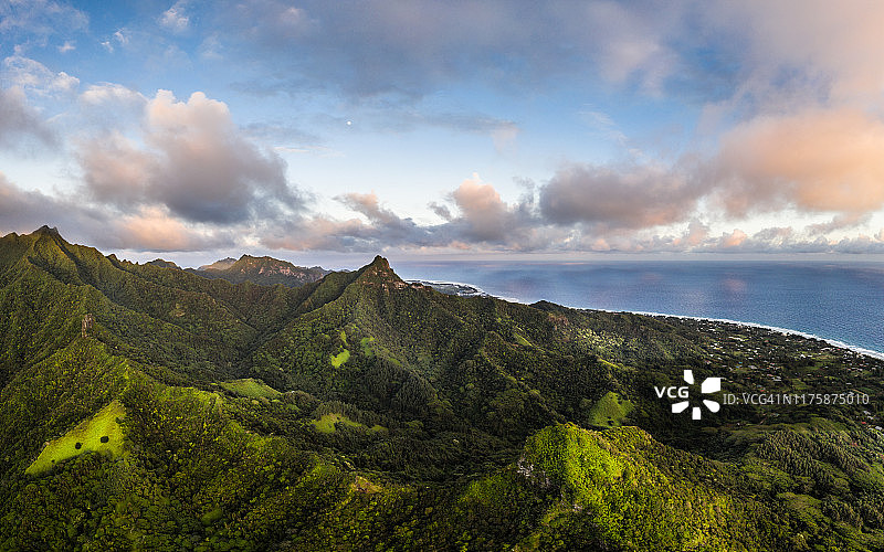 库克群岛拉罗汤加岛丛林覆盖山脉的壮丽日落图片素材