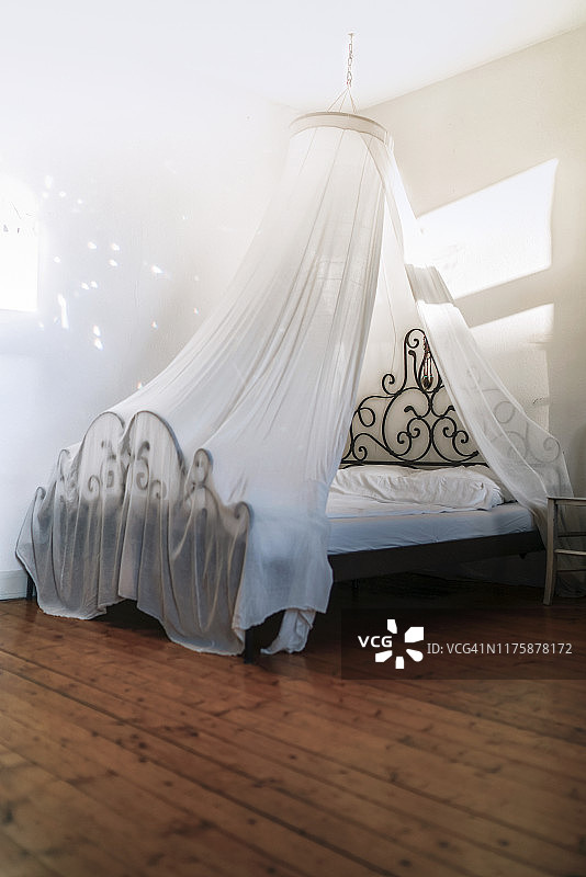 带有天篷床的卧室图片素材