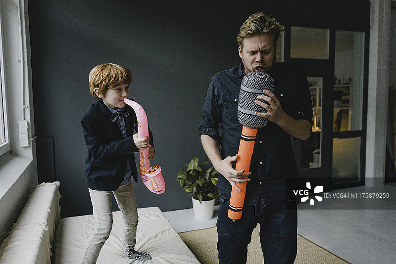 父子一起玩乐器图片素材