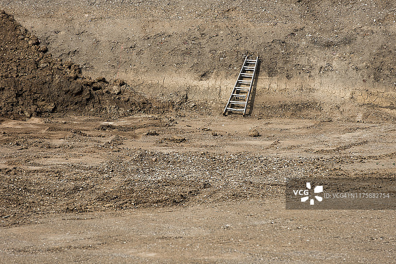 阳光明媚的日子里陆地上的梯子图片素材