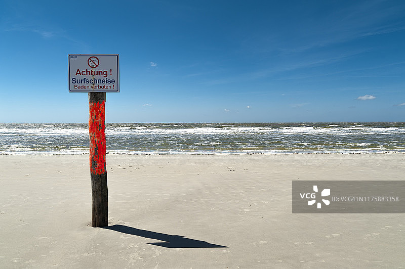 德国石勒苏益格-荷尔斯泰因州圣彼得-奥尔丁海滩上的警告标志图片素材