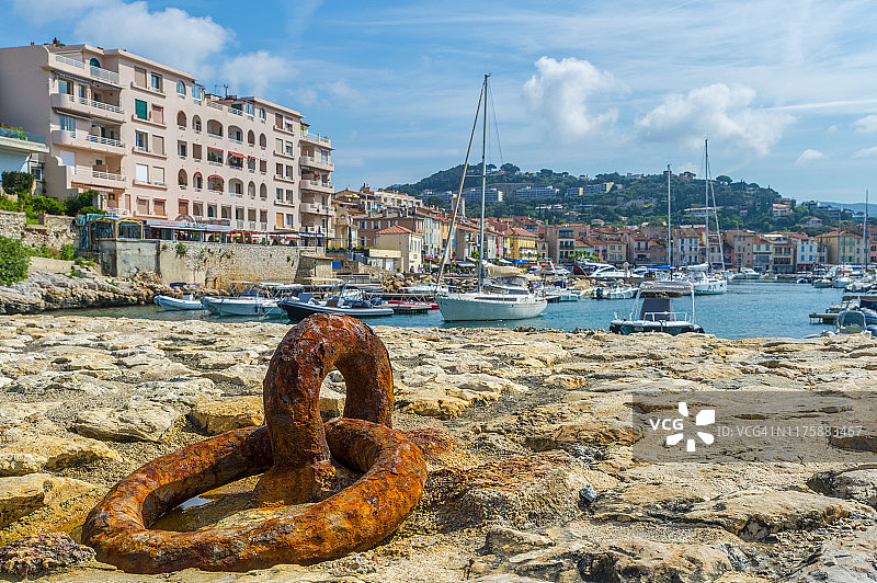 法国普罗旺斯-阿尔卑斯-蓝色海岸卡西斯：港口，生锈的铁环和系泊绳图片素材