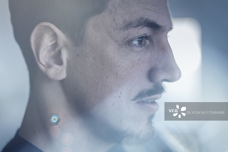 带有植入物的棕发男子肖像，赛博格图片素材