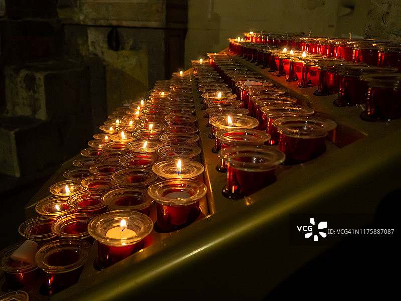 萨拉曼卡大教堂：为募捐点燃的蜡烛图片素材