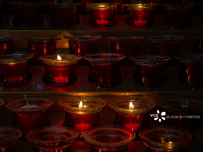 萨拉曼卡大教堂：为募捐点燃的蜡烛图片素材