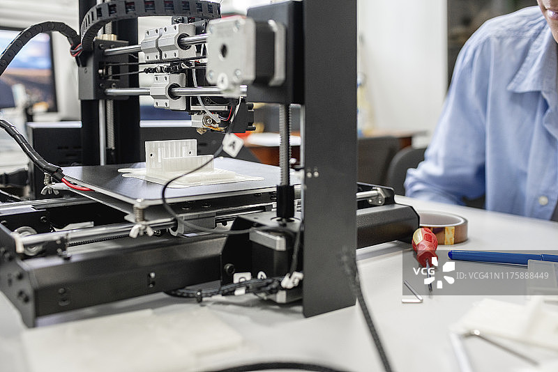 学生用3D打印机打印组件特写图片素材