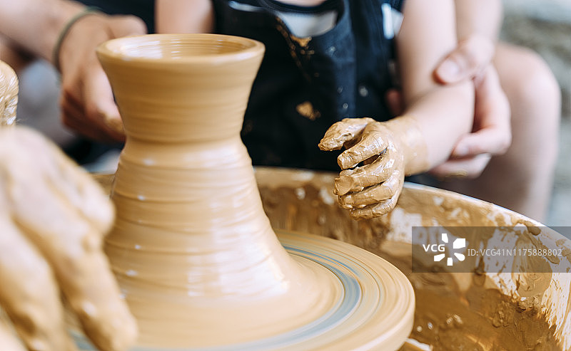 父女在陶艺工作坊的特写图片素材