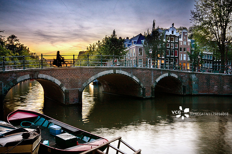 阿姆斯特丹运河晚间房屋图片素材