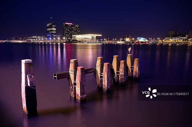 阿姆斯特丹运河晚间房屋图片素材