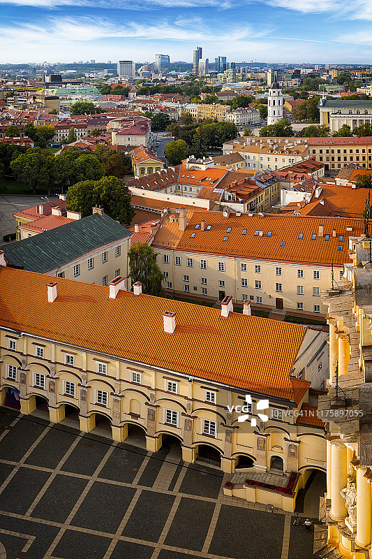 立陶宛维尔纽斯古城和现代中心鸟瞰图图片素材