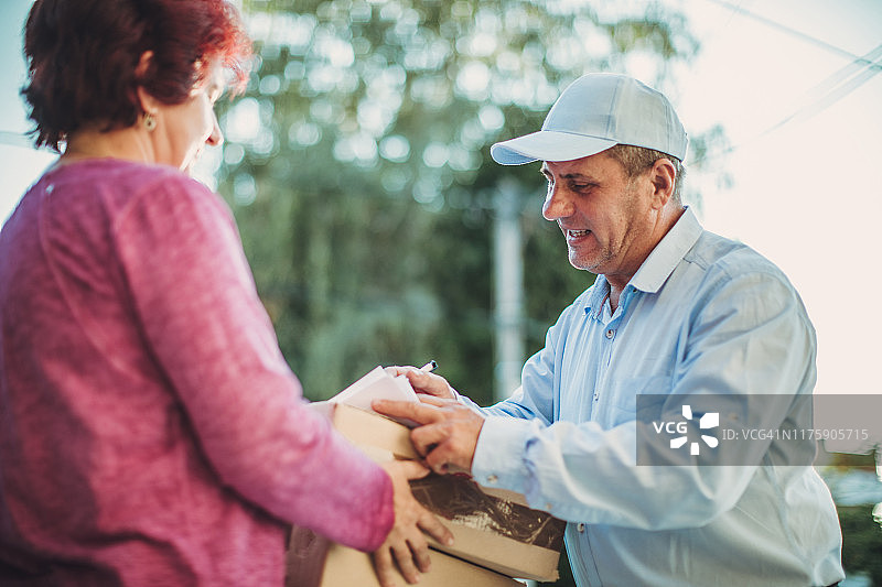 年长的送货员正在送信图片素材