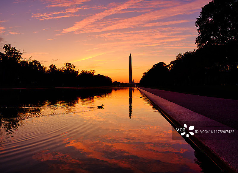 日出前的倒影池图片素材